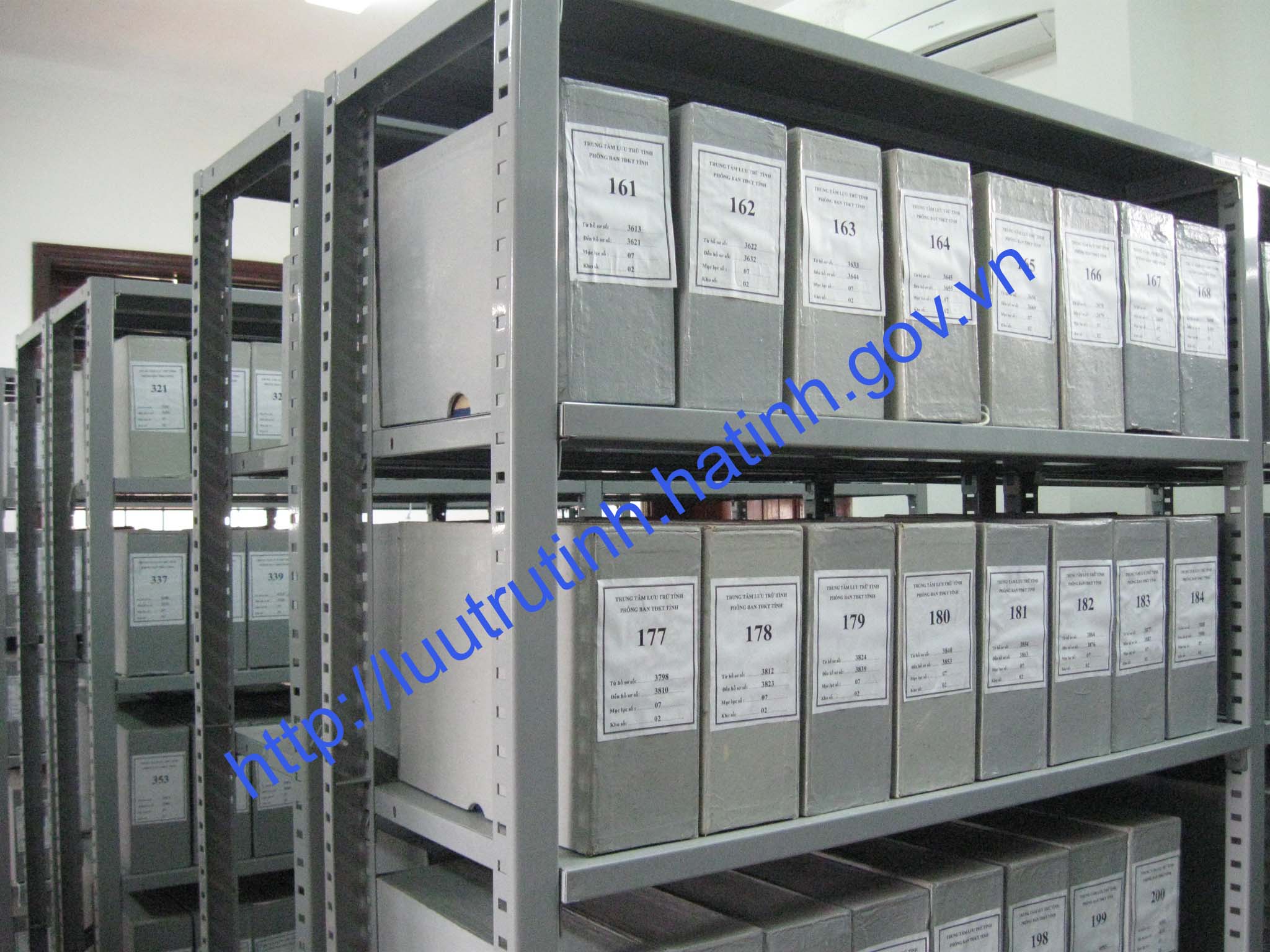 Một số hình ảnh giá, hộp bảo quản tại Chi cục Văn thư - Lưu trữ tỉnh